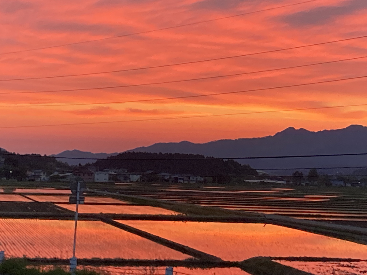 田植えが終わった田んぼは、水鏡となり夕焼けを映し出しています。2022.5.18