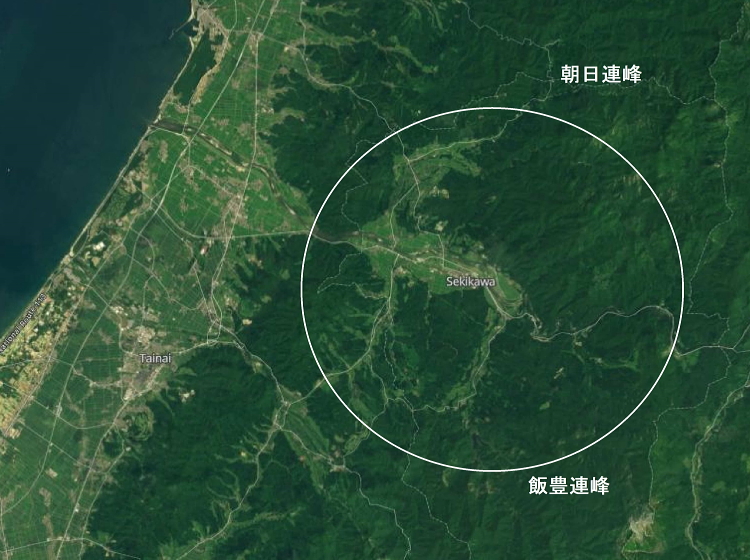 新潟県関川村の位置（上空写真）